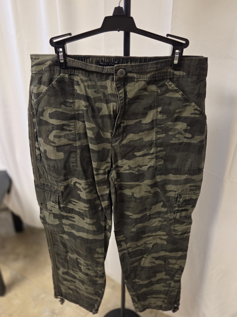 Sanctuary Women's Camo Straight Leg Cargo Pants - Olive Green